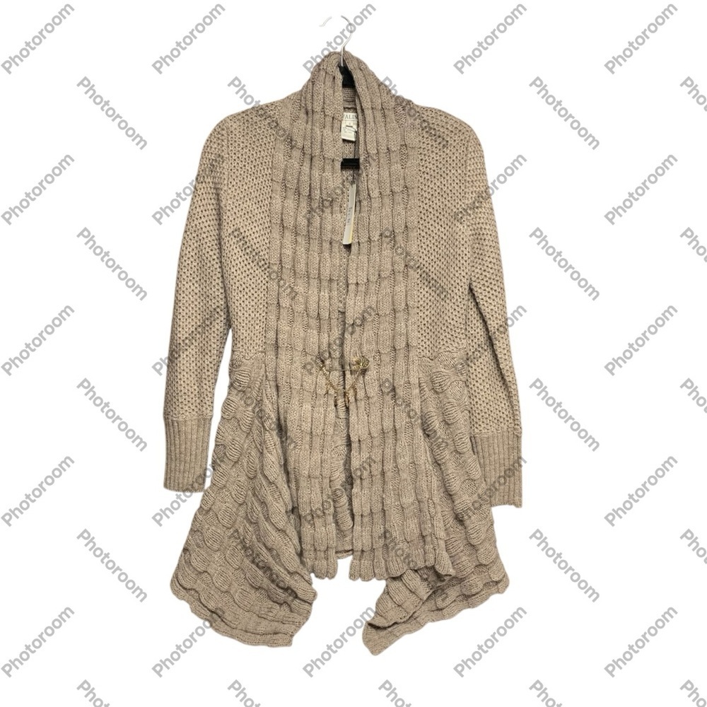 Avalin size small Beige Cable Knit Women's Sweater NWT boutique